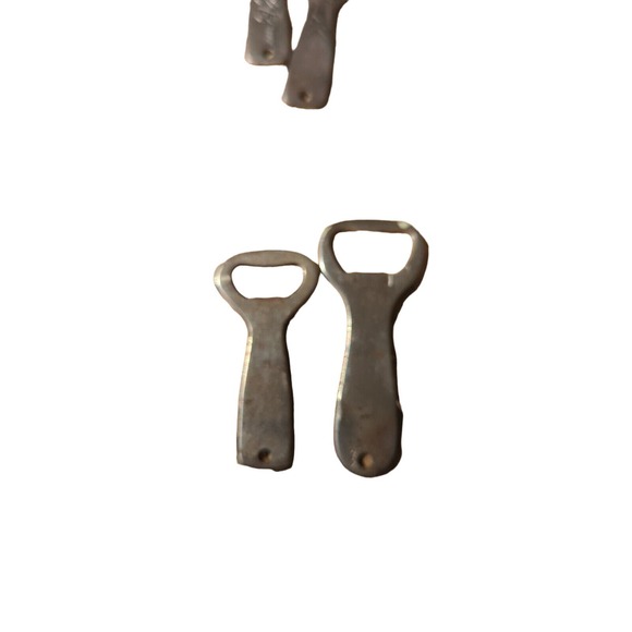 2 Vintage Pabst Beer Blue Ribbon Bottle Cap Openers #517 & #1001 W/Hanging Holes - Picture 6 of 6